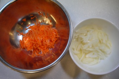 2. 將洋蔥去皮切絲，胡蘿蔔去皮刨絲