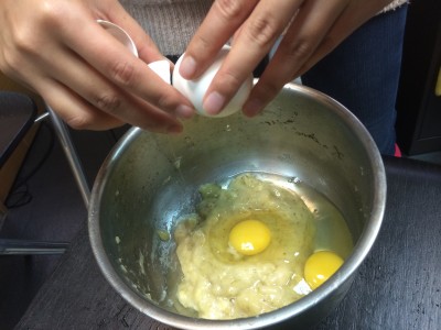 加2顆雞蛋攪拌均勻