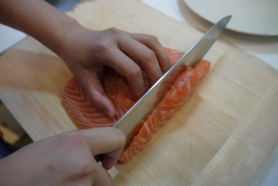 鮭魚切薄片