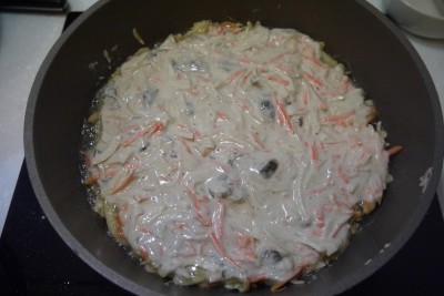 4. 平底鍋中倒入沙拉油，油熱後將麵糊全部倒入，平均鋪開