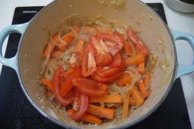 加入牛番茄 胡蘿蔔拌炒