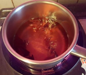 洛神醃蘿蔔-烏梅和洛神花放入水煮