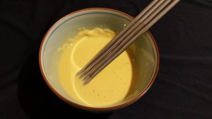 鹽酥金針花-用四根筷子攪拌