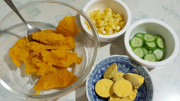 南瓜蛋沙拉-材料混合