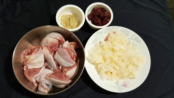 銀耳燉雞湯-材料