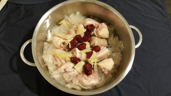 銀耳燉雞湯-放紅棗薑片和水